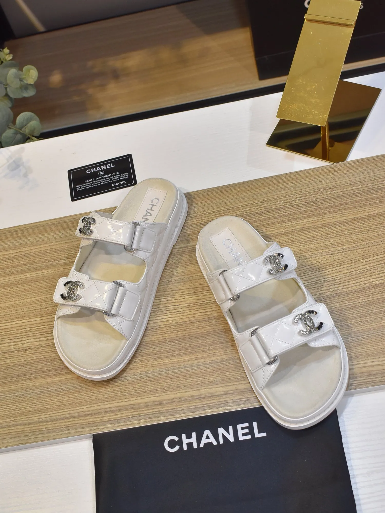 👟👟Ex-factory price 420👟👟 𝑐ℎ𝒶𝓃𝓮𝓁 2025 early spring double pearl latest season new Velcro slippers ————————————❤ European purchasing agent & fragrance grandma’s new fashion latest layout 🔛 Small fragrance sandals that exude lasting charm ~ The original development supports any comparison in the market 🆚The so-called smooth and natural lines To restore the original look, many celebrities have recommended it as one of the must-have items for spring. It is super comfortable on the feet! [Top version] ⚫ Size: 35-41 (41-42 customized, non-returnable)